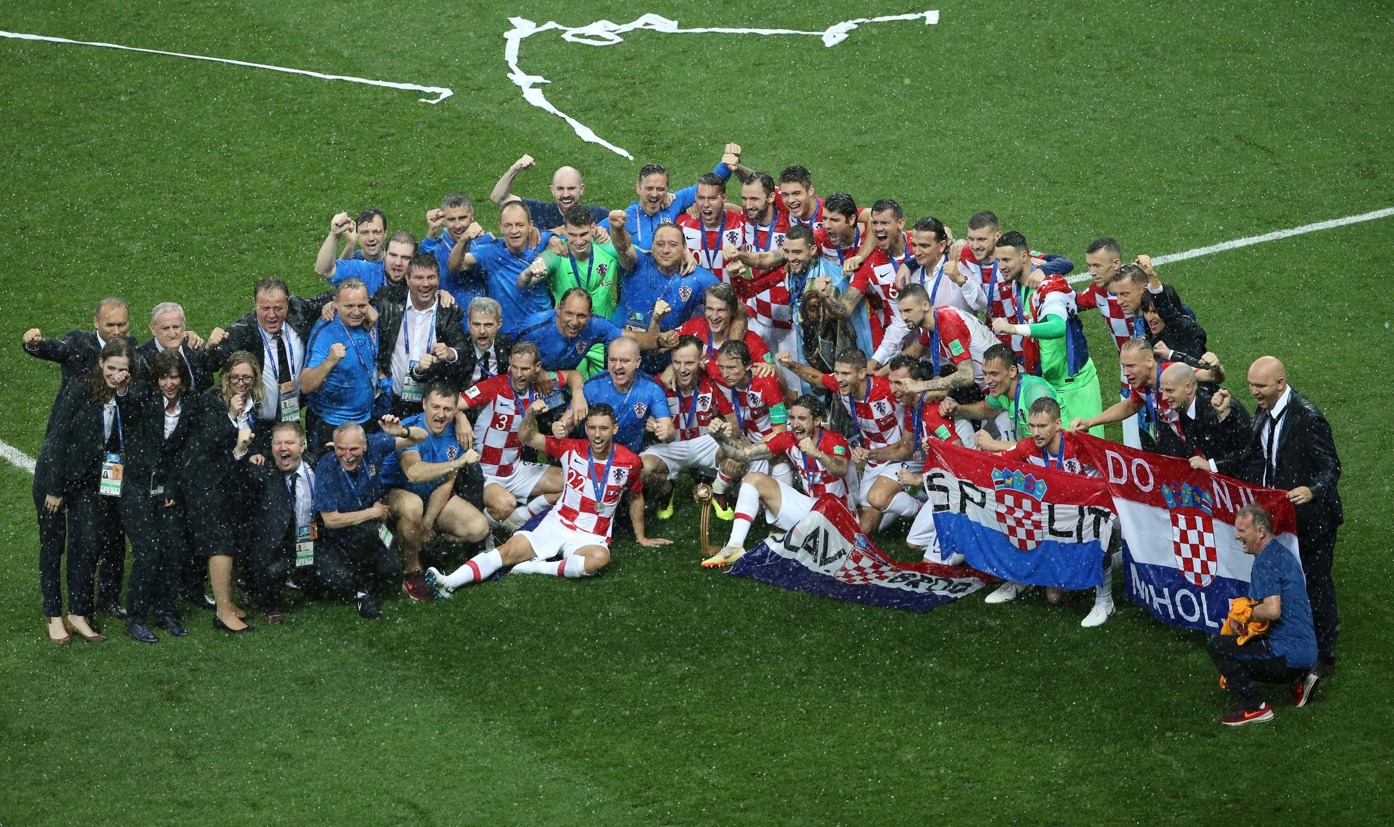 欧国联比赛紧张开战，球员们奋勇拼搏争夺荣耀的简单介绍